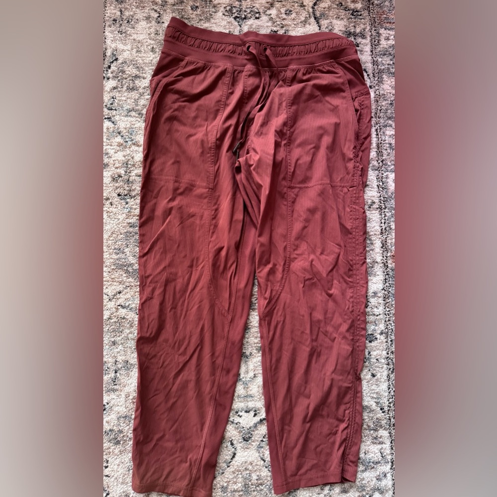 Lululemon mid-rise joggers size 8. Briar rose color